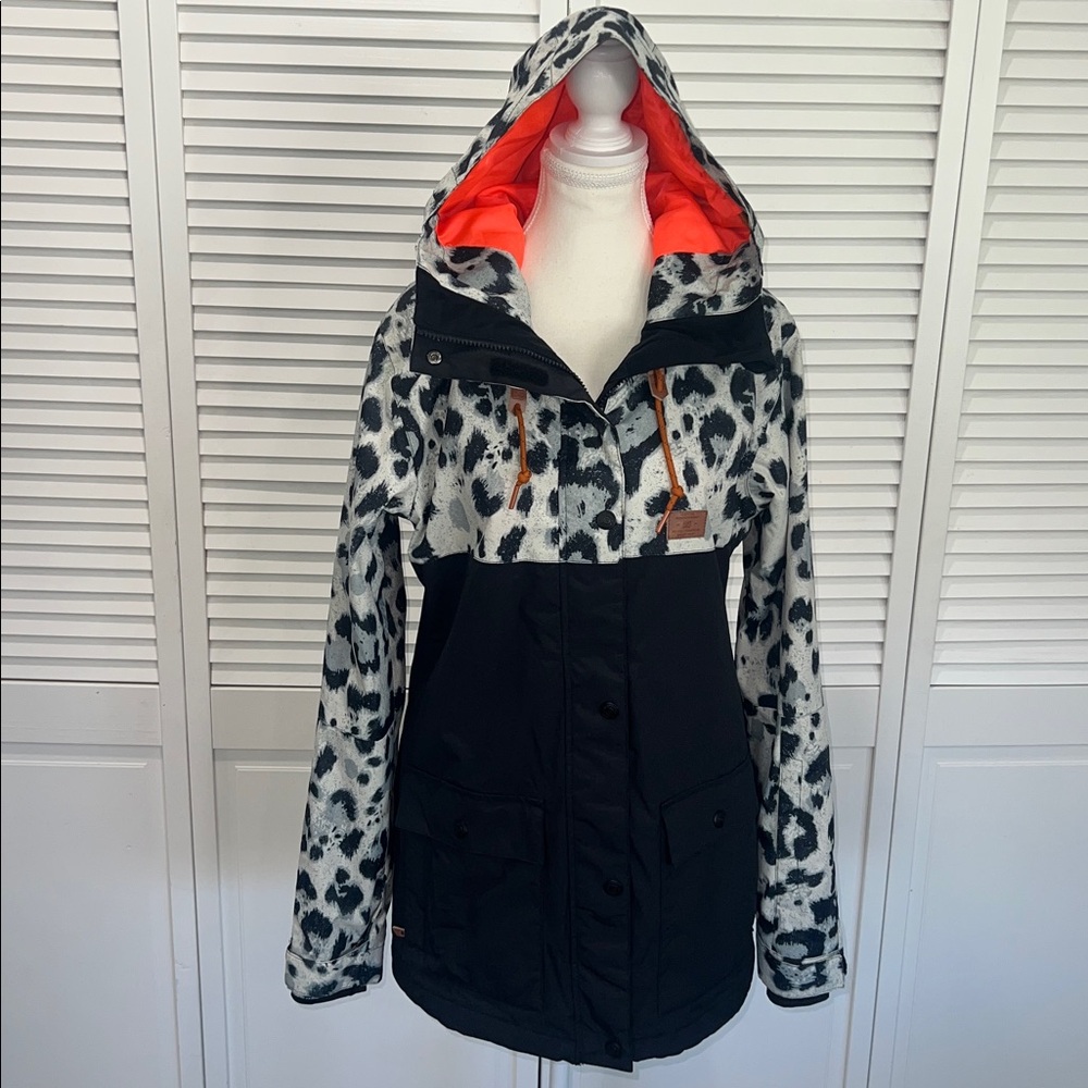 DC Cruiser Snow Leopard Women's Ski Snowboard
Jacket šāļøšæāļøā·ļø - Picture 9 of 16